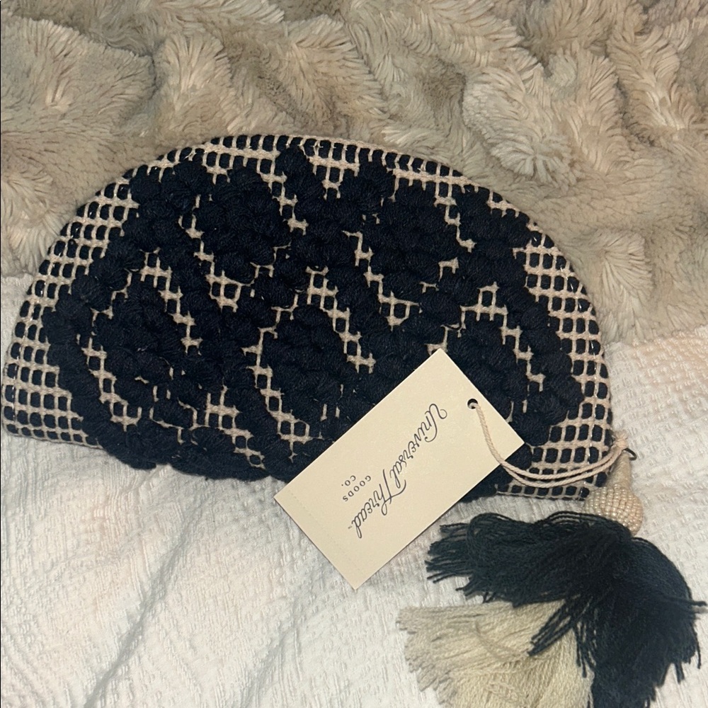 Universal Thread Black and Cream Clutch